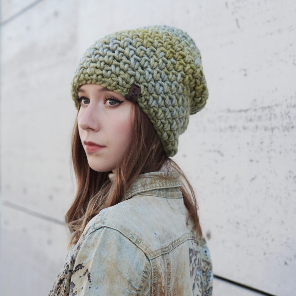Thick cap made of plant-dyed wool