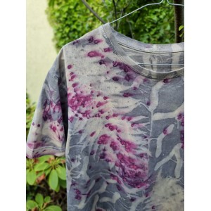 T-shirt z roślinnym nadrukiem farbowany naturalnie