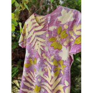 Ekologiczny t-shirt z roślinnym nadrukiem farbowany naturalnie Ekologiczny t-shirt z roślinnym nadrukiem farbowany naturalnie