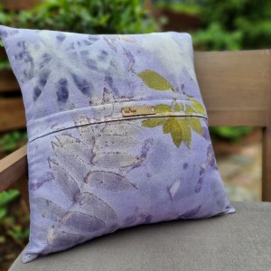 Poszewka na poduszkę z motywem liści farbowana  naturalnie Poszewka na poduszkę z motywem liści farbowana  naturalnie